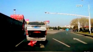 Chlapec vypadol z auta, starý otec si to nevšimol