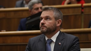 ONLINE: Pellegriniho obhajovala hŕstka koaličných poslancov, rozprava trvala vyše desať hodín