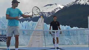 Nadal s Djokovičom si zahrali na lodi pri ľadovci Perito Moreno