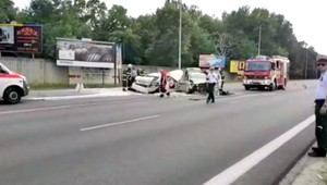 Pri nehode sa zrazili štyri autá, cestu uzavreli