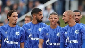 Šéf Schalke dočasne odstupuje. Dôvodom rasistické poznámky