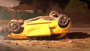 Mladík, ktorý viezol svojich kamarátov, vyletel z cesty. Nehoda si vyžiadala jednu obeť