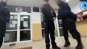 Stíhanie policajta, ktorý v Galante vyfackal tínedžera zastavili. O jeho osude rozhodnú nadriadení