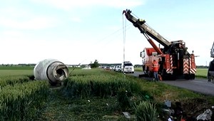 Šofér domiešavača dostal šmyk a prevrátil sa na cestu, nehodu neprežil