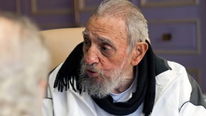 Fidel Castro žije. Diskutoval so žiakmi a učiteľmi v škole