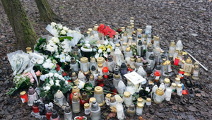 Surovo autentické pietne miesto: nielen kvety a sviečky pripomínajú Jákliovej tragickú nehodu!