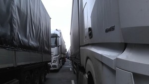 Štrajk pokračuje, kolóny sa zväšujú. Hrozí kolaps nákladnej dopravy?