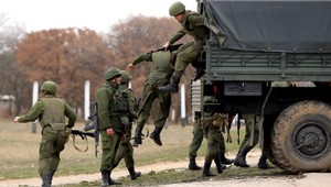 ONLINE. Na Kryme to vrie! Streľba ruských vojakov zasiahla lietadlo