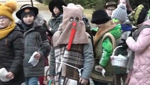 Pozrite sa, ako vyzerá tradičný fašiangový sprievod v podaní žiakov základnej školy