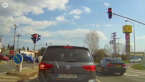 Pohrebný sprievod zablokoval križovatky a prechádzal na červenú. Prípad rieši polícia