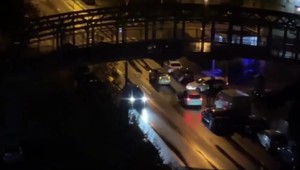 Dvaja muži kradli a nechceli sa vzdať. Policajti museli na mužov vytiahnuť zbraň