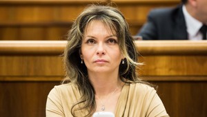 Do prípadu cudzieho dieťaťa v hrobe sa zapojila poslankyňa Mezenská