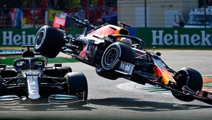 Taktický faul? Medzi rivalmi Hamiltonom a Verstappenom to opäť vrie