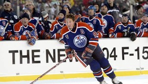 Peter Šťastný si v exhibícii zahrá s Waynom Gretzkým