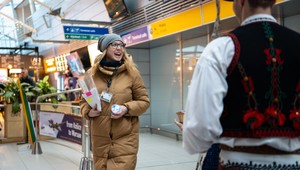 Aj takto chutí domov! RYBA Košice vítala na letisku Slovákov prichádzajúcich zo zahraničia treskou a rožkom