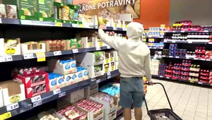 NR SR rokovala o nedeľnom zákaze predaja: Ceny môžu stúpnuť a o prácu prísť vyše tisíc ľudí, píše rezort financií