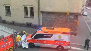 Muž narazil autom do davu ľudí. Jeden človek je mŕtvy