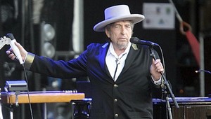 Bob Dylan nereaguje na Nobelovu cenu. Už nepohneme prstom, odkázal člen akadémie