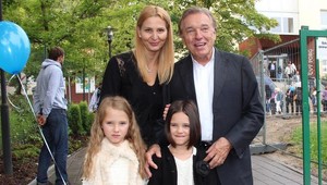 Z dcér Karla Gotta sú už mladé slečny: Ktorá sa na slávneho otca viac podobá?