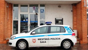 Policajti v Šali majú nové autá, budú jazdiť na elektromobiloch