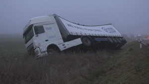 Havarovaný kamión zablokoval dopravu. Na jeho vyslobodenie boli privolané špeciálne vozidlá