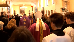 Posledná rozlúčka s obeťami tragickej nehody pri Nitre. Desiatky veriacich sa stretli na zádušnej omši