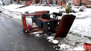 Mal odhŕňať sneh, namiesto toho sa prevrátil s malotraktorom na cestu, šofér nafúkal vyše jedno promile