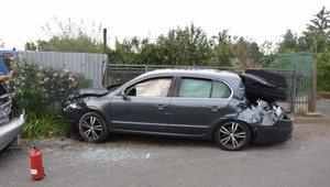 Vo Vrakuni sa zrazilo auto s vlakom. Posádka pred zrážkou stihla z vozidla vyskočiť, potom ušla