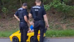 Dobre, tak my vycúvame. Malí chlapci v športovom autíčku valcujú internet