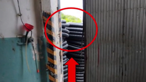 Muža počas práce pritlačila elektrická brána. Teraz bojuje v nemocnici o život