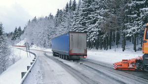 Sneženie prekvapilo vodičov vo viacerých krajoch Slovenska. Meteorológovia vydali aj výstrahy