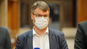 Vicepremiér Holý naďalej cestuje do Británie, neplánuje to meniť ani kvôli mutácii z ostrovov