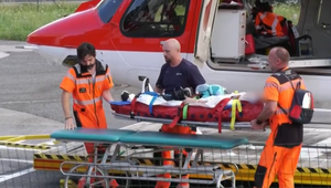 Pri vážnej dopravnej nehode sa zranili 4 ľudia. Jednu osobu museli do nemocnice previezť vrtuľníkom