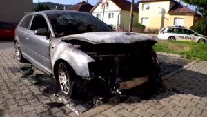 Policajtovi z Bystrice zhorelo nadránom auto. Nevylučujú možnosť, že ho niekto podpálil