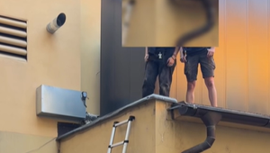 Dvojica zlodejov na streche policajtom tvrdila, že sa vracajú domov a nechcú zobudiť mamu