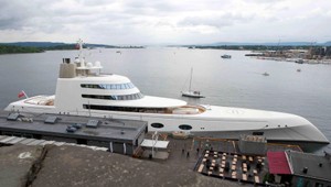 Chceli prevetrať cudziu jachtu. Uviazli na plytčine...