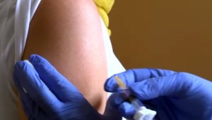 Chce dokázať jej bezpečnosť! Slávny režisér na sebe nechal testovať vakcínu proti koronavírusu!