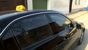 Nekalé konkurenčné praktiky. Taxikárom rozstrieľali okná