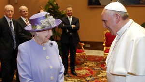 Kráľovská návšteva vo Vatikáne. Alžbeta II. sa stretla s pápežom