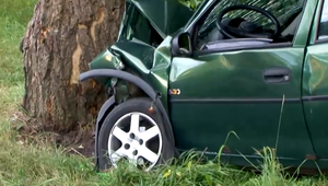 Začiatok prázdnin v nemocnici. Auto s tromi tínedžermi narazilo do stromu