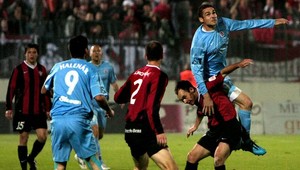 V šlágri lietali päste, duel skončil remízou