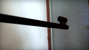 Muž vytiahol zbraň na manželku a dcéru. Súd v Čadci mu už vymeral trest