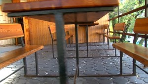 Nechali ho ležať na terase, neskôr ho našli mŕtveho. Za neposkytnutie pomoci ich čaká súd