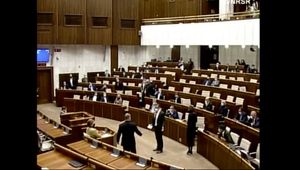 VIDEO: Urevaný nácek, strkanie a vyhrážky. V parlamente došlo k roztržke medzi Mazurekom a Žiakom