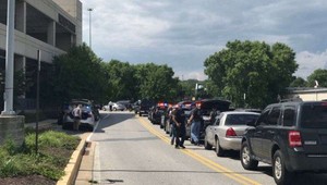 Strelec v americkom denníku si redakciu vybral zámerne. Zabil piatich ľudí