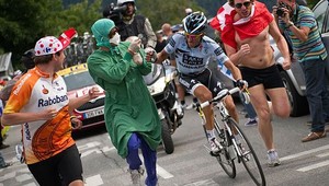 Nová móda! Fanúšikovia sú najväčším nebezpečenstvom pre pelotón