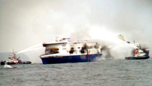 Na lodi, ktorú zachvátil požiar, čaká na záchranu 149 ľudí