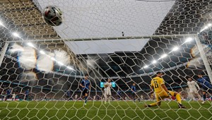 Chceli z toho vlastný biznis. Stewardi zatknutí za nelegálne vpúšťanie do Wembley