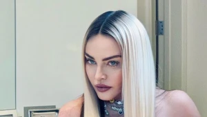 Madonna počas vystúpenia vtlačila svojej kolegyni jazyk až do hrdla