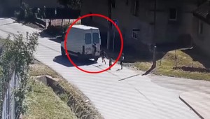 VIDEO: Nebezpečná zábava detí má ďalšiu daň. Chlapec naskočil na idúcu dodávku a skončil na JIS-ke